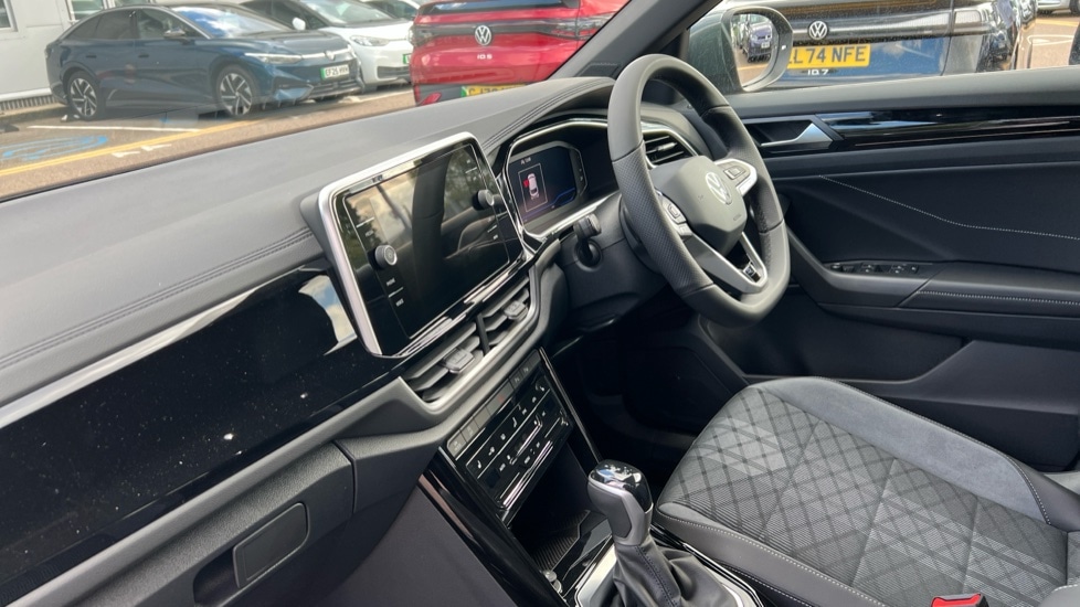 Used Volkswagen T-Roc 2025 for sale - 76870232: Photo 2