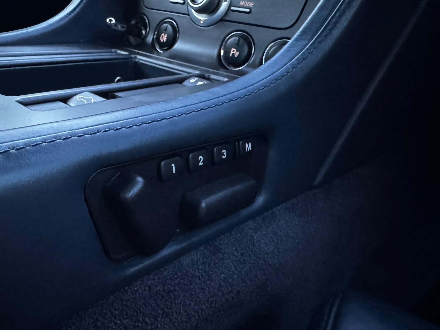 Used Aston Martin Vantage 2011 for sale - 77230580: Photo 28