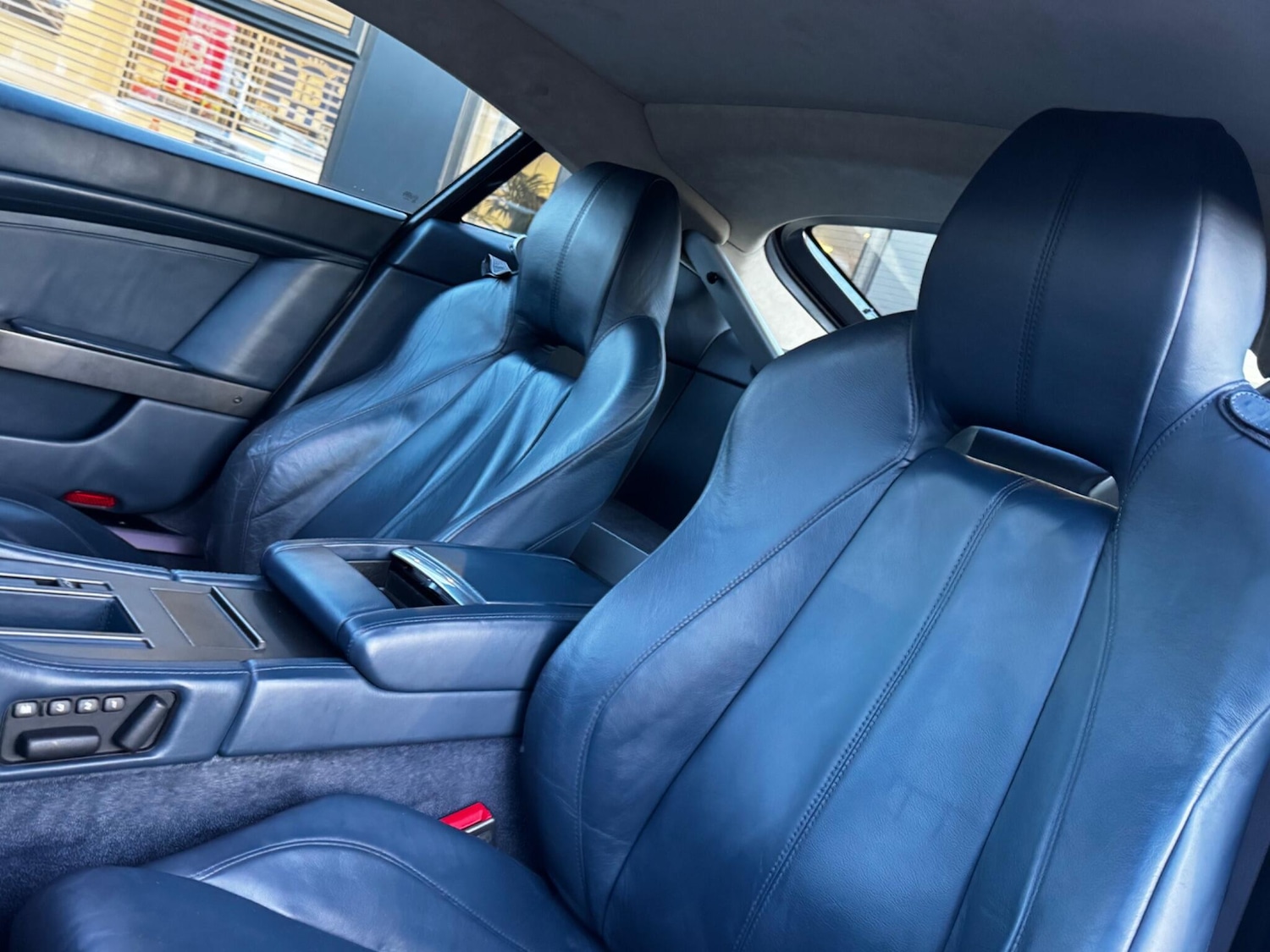 Used Aston Martin Vantage 2011 for sale - 77230580: Photo 34