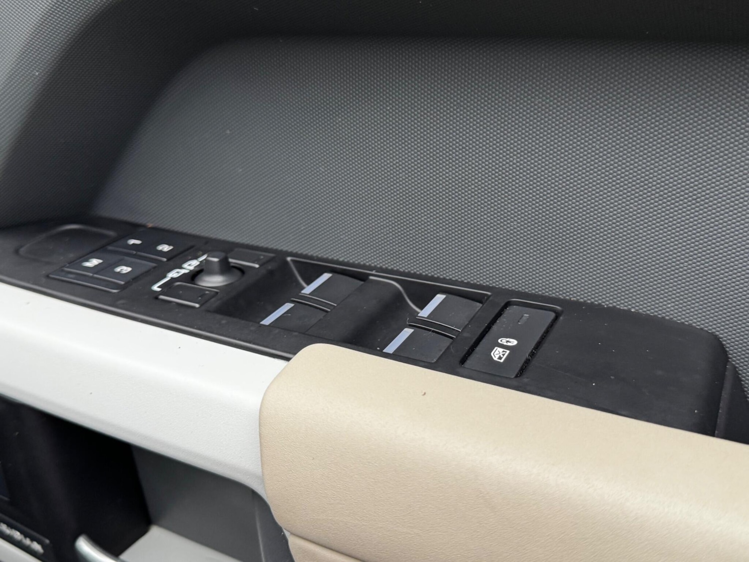 Used Land Rover Defender 2023 for sale - 77992927: Photo 25