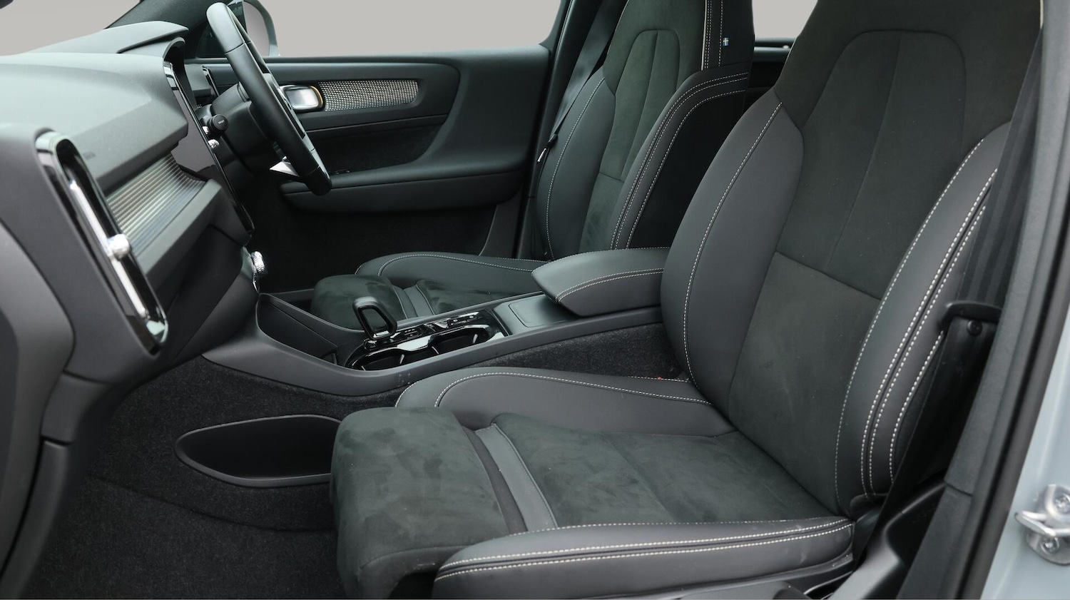 Used Volvo XC40 2025 for sale - 76765391: Photo 15