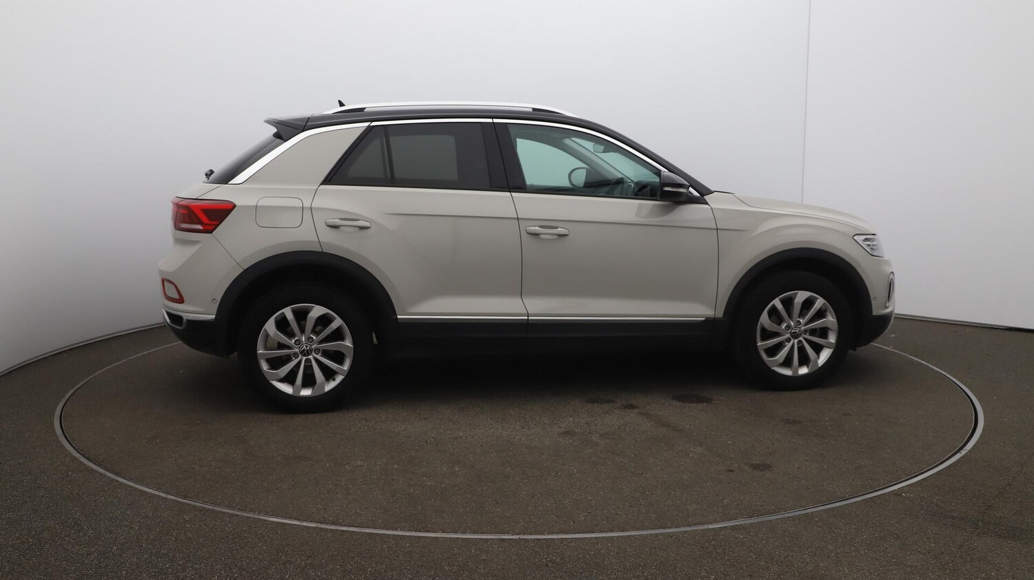 Used Volkswagen T-Roc 2023 for sale - 76608209: Photo 51