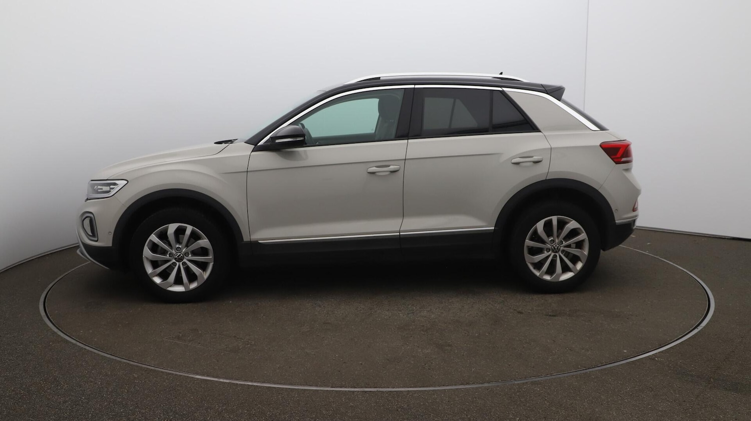 Used Volkswagen T-Roc 2023 for sale - 76608209: Photo 66