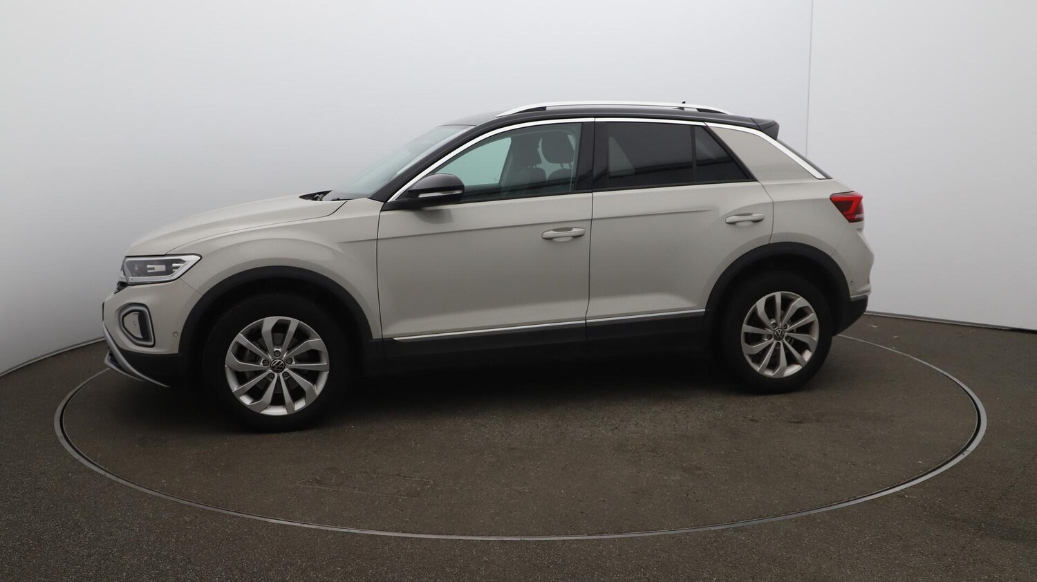 Used Volkswagen T-Roc 2023 for sale - 76608209: Photo 67