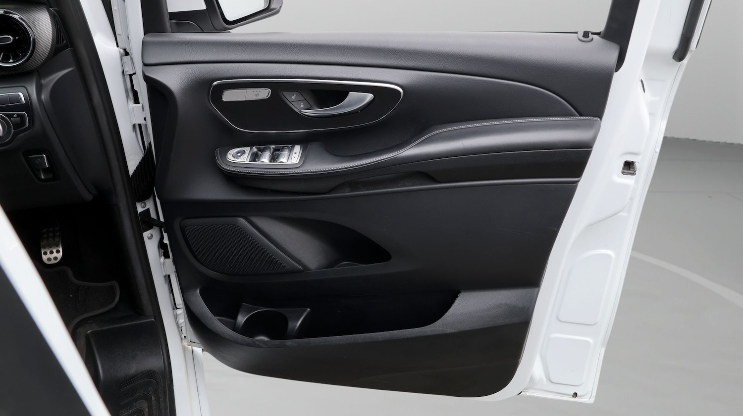 Used Mercedes-Benz V-Class 2023 for sale - 77617615: Photo 15