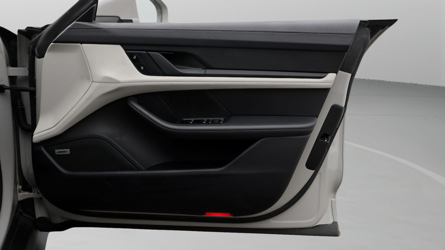 Used Porsche Taycan 2023 for sale - 77536132: Photo 15