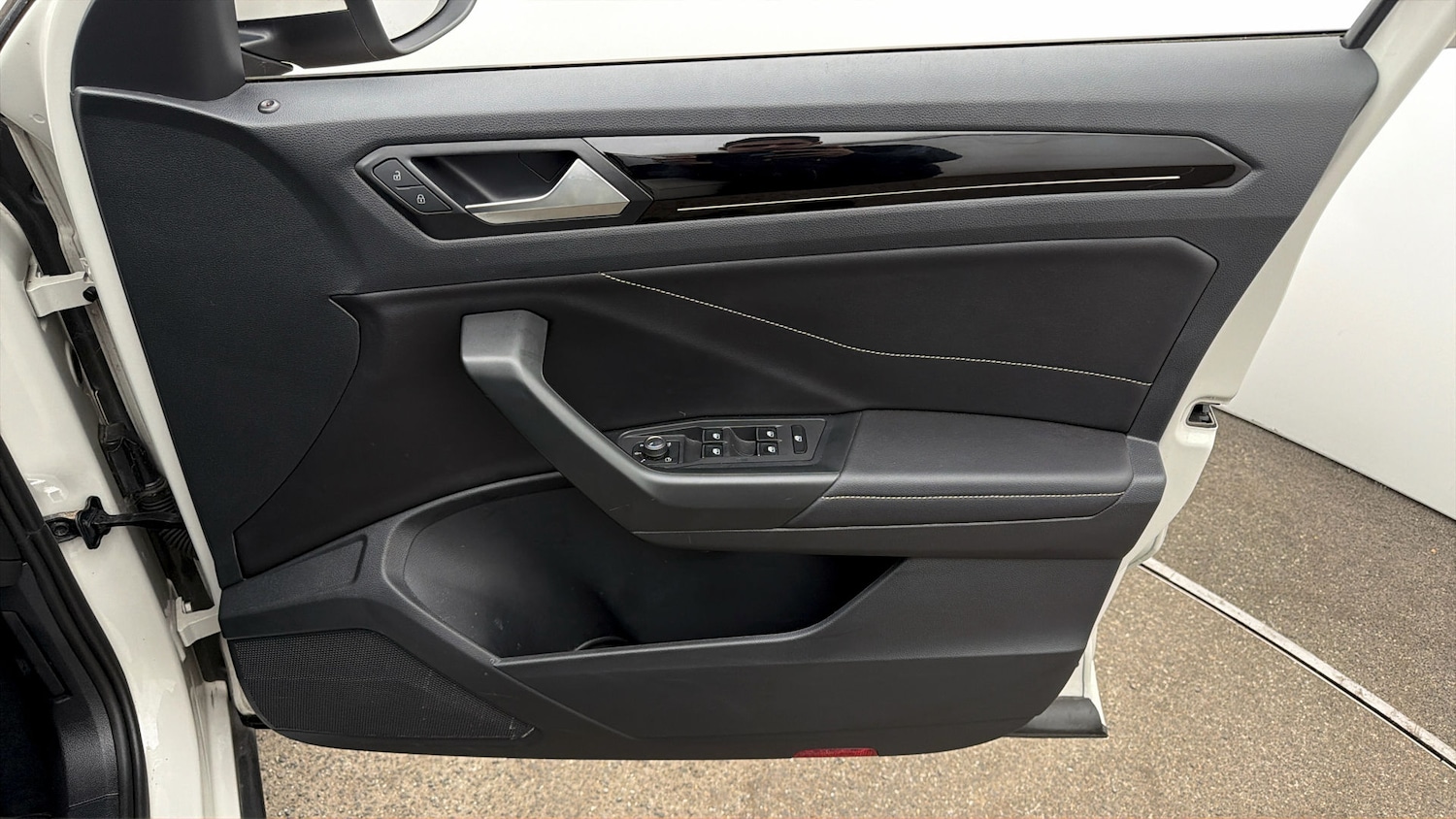 Used Volkswagen T-Roc 2023 for sale - 77961648: Photo 14