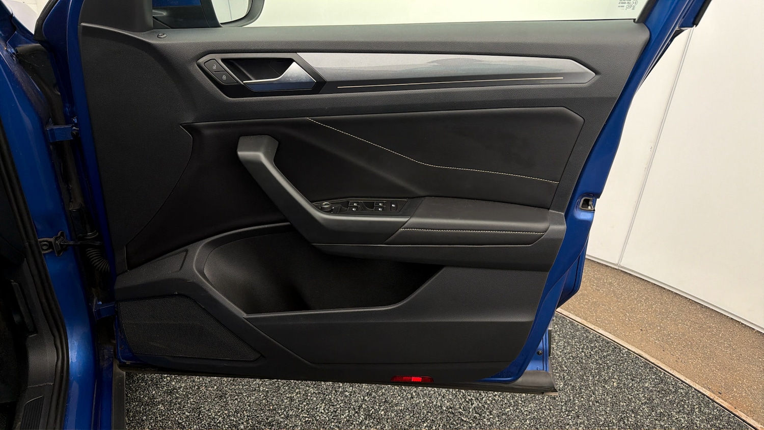 Used Volkswagen T-Roc 2023 for sale - 78163722: Photo 14