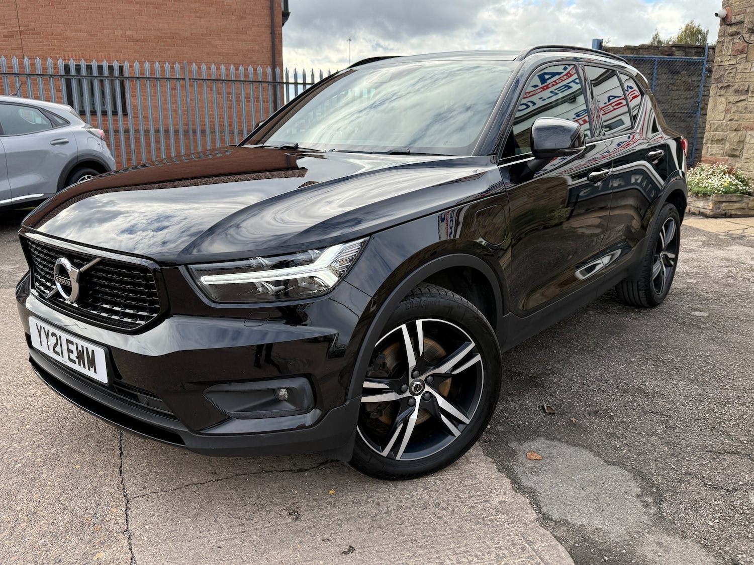 Used Volvo XC40 2021 for sale - 76340791: Photo 2