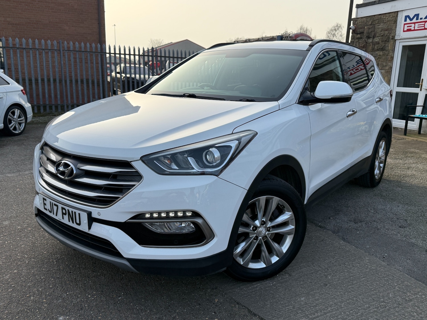 Used Hyundai Santa Fe 2017 for sale - 77776568: Photo 2