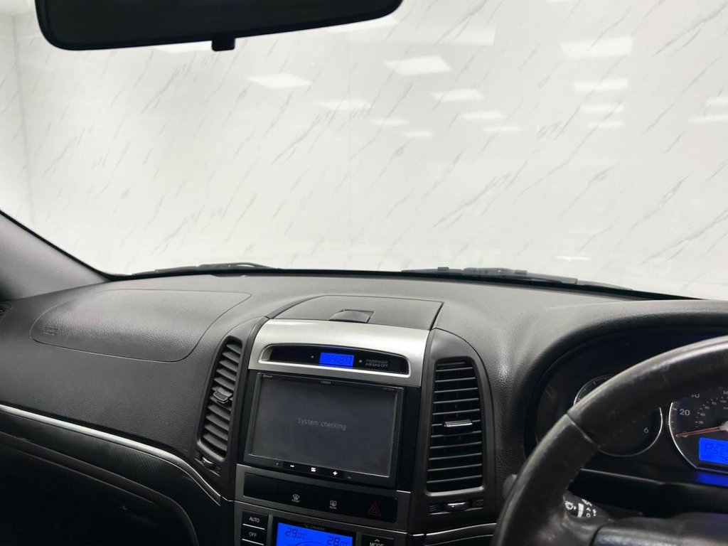 Used Hyundai Santa Fe 2011 for sale - 77680211: Photo 17