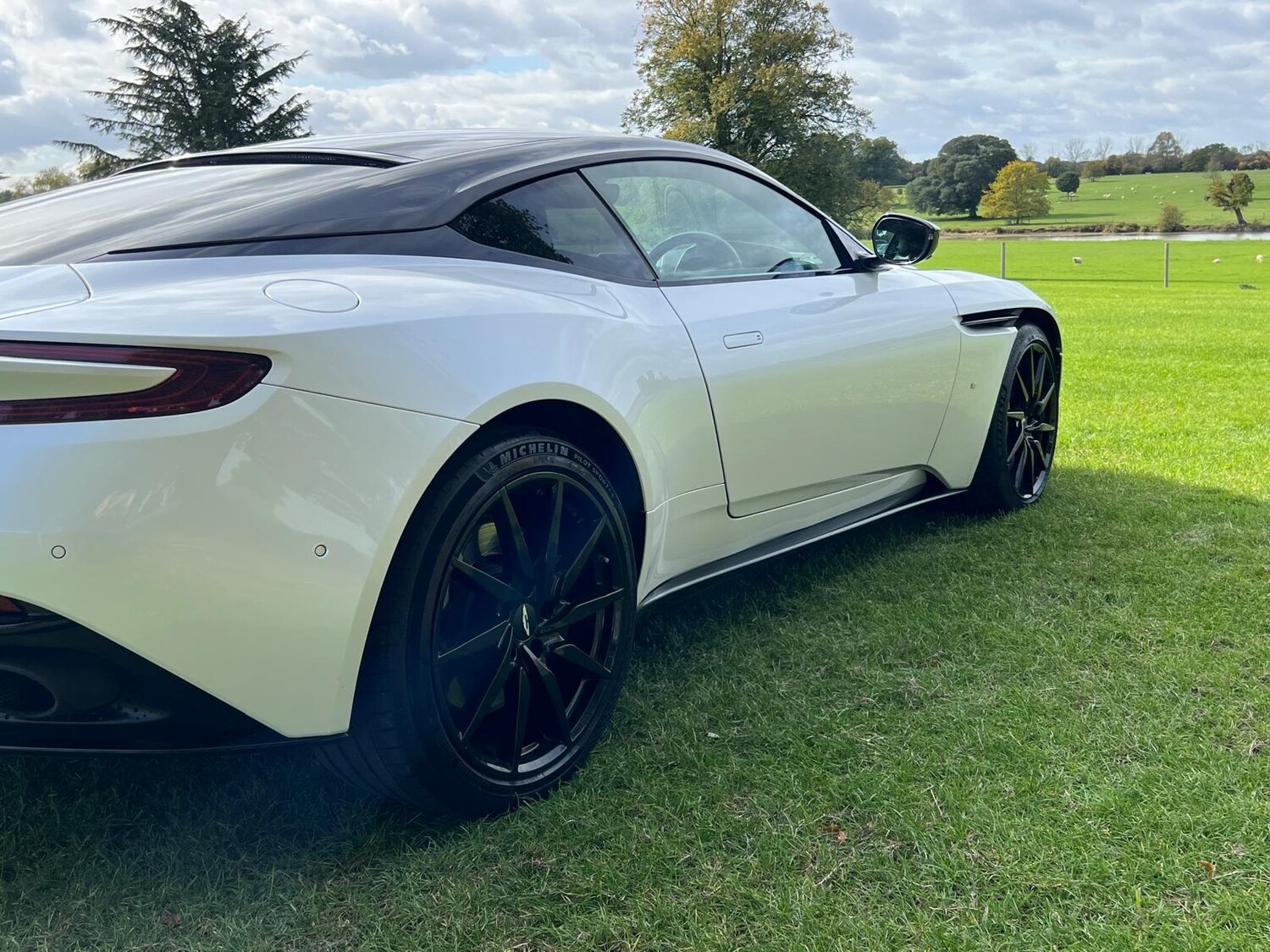 Used Aston Martin DB11 2018 for sale - 75375652: Photo 30