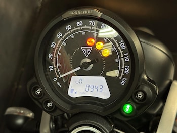 Used Triumph Speed Twin 900 2024 for sale - bike-79144898: Photo