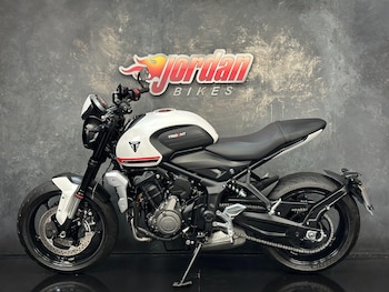 Used Triumph TRIDENT 2022 for sale - bike-78741064: Photo