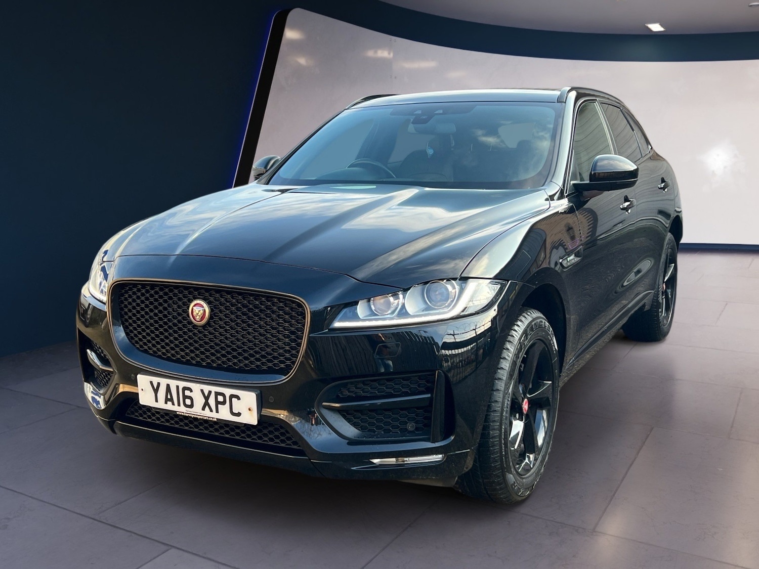 Used Jaguar F-Pace 2016 for sale - 77245326: Photo 2