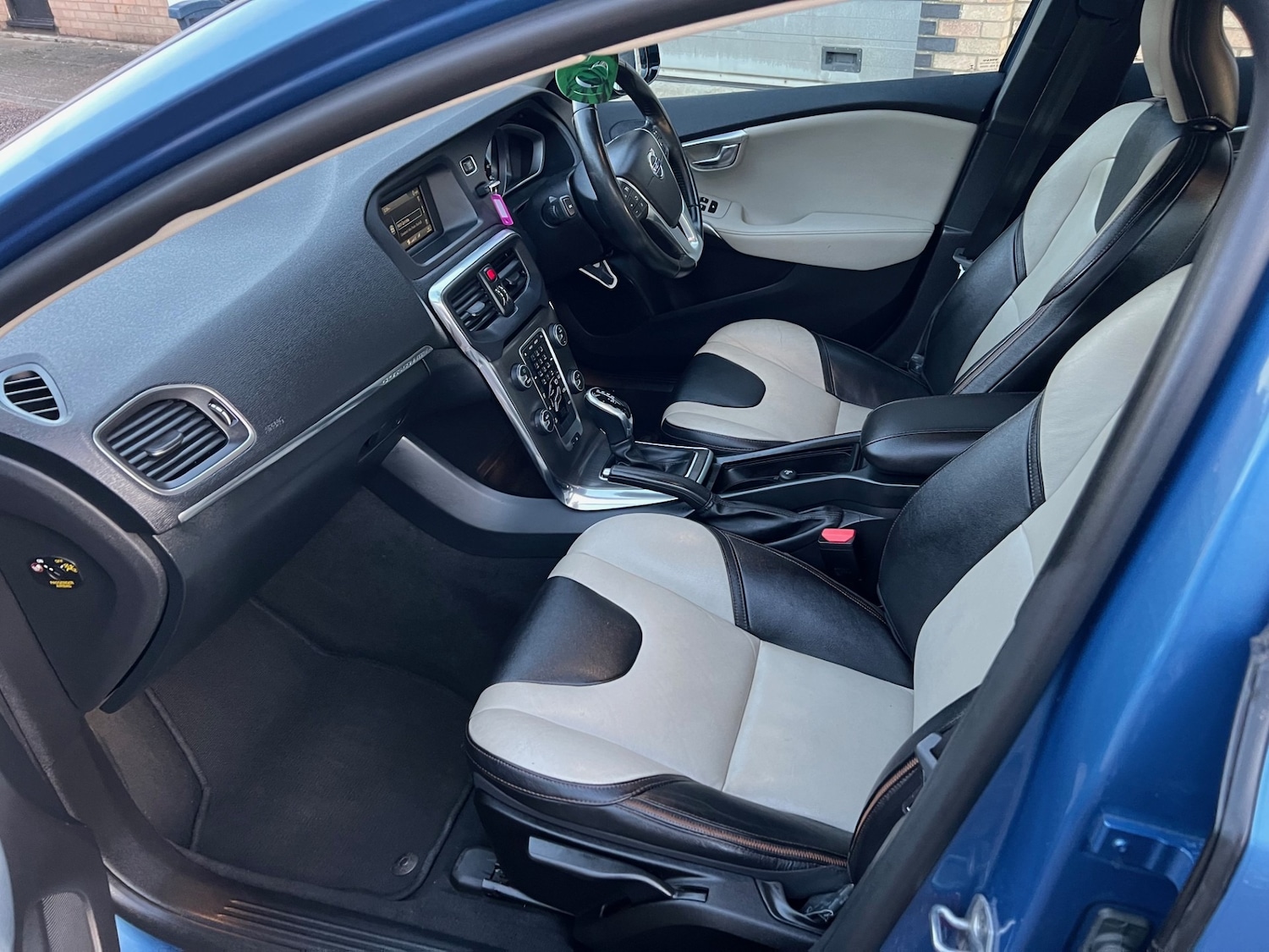 Used Volvo V40 2015 for sale - 76652748: Photo 10