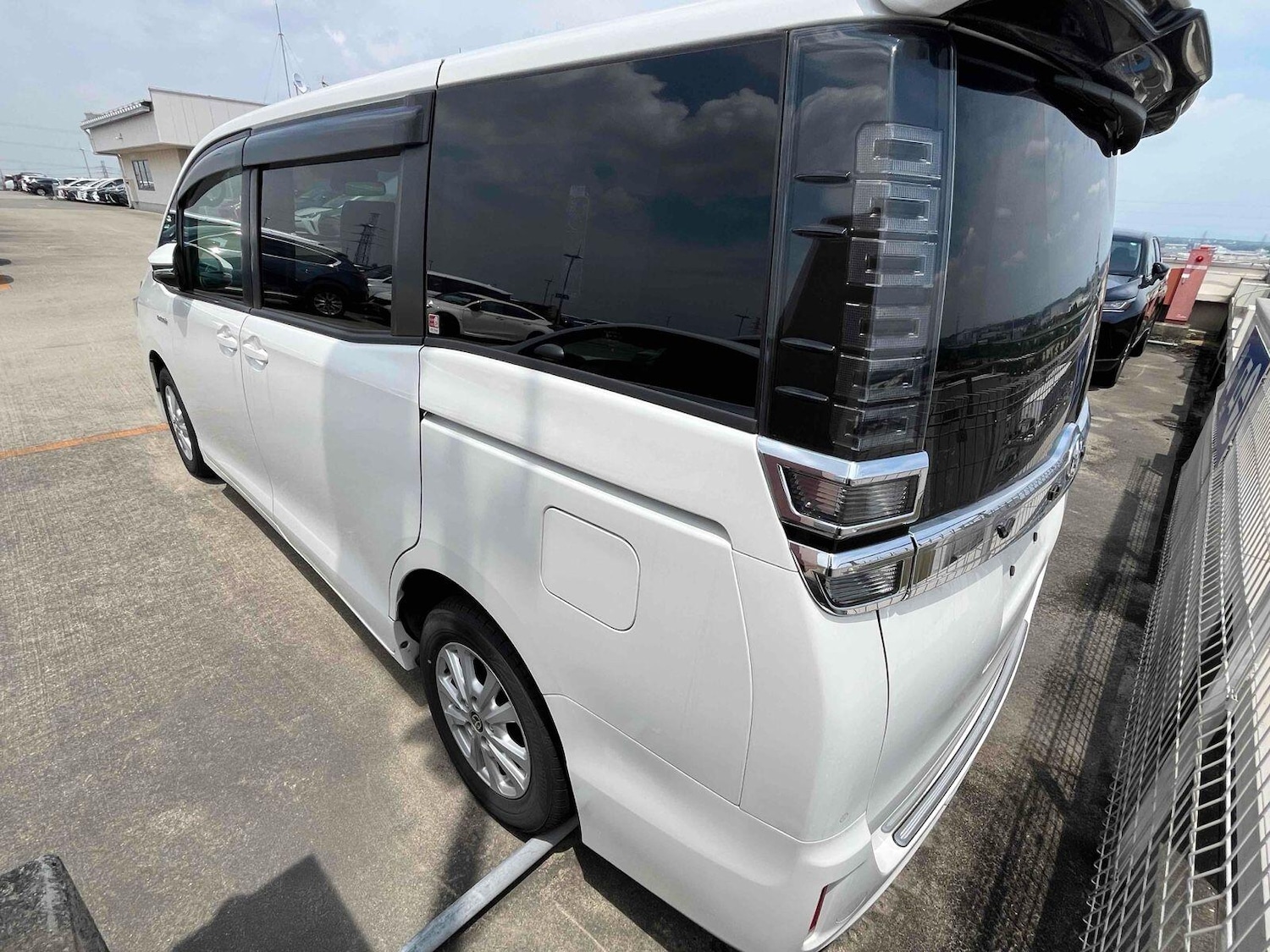 Used Toyota Voxy for sale - 76476565: Photo 2