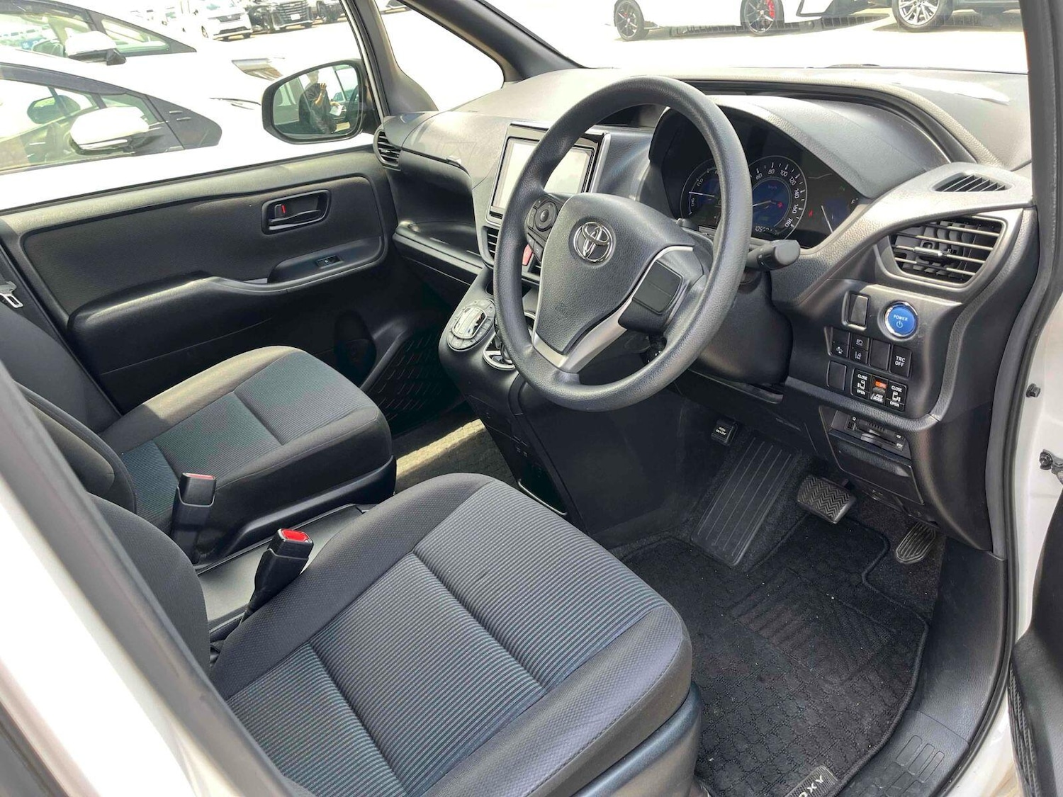 Used Toyota Voxy for sale - 76476565: Photo 4