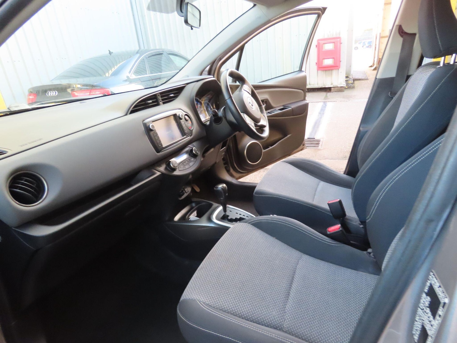 Used Toyota Yaris 2015 for sale - 76512889: Photo 8