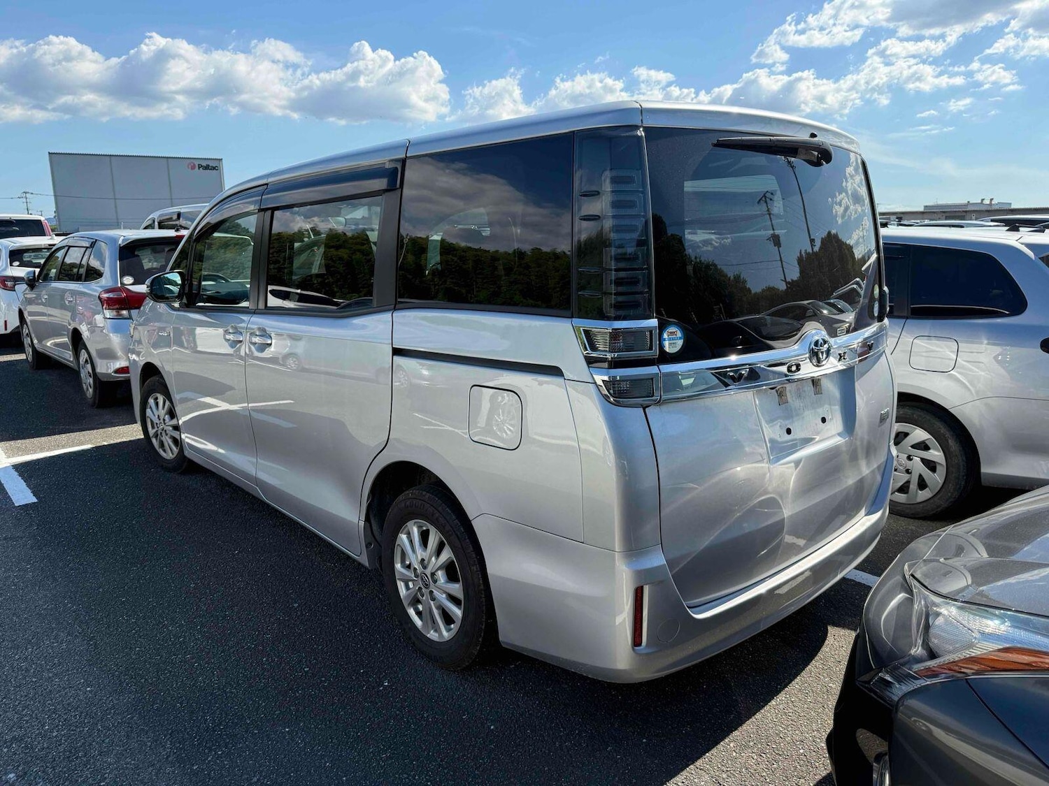 Used Toyota Voxy for sale - 77016180: Photo 2