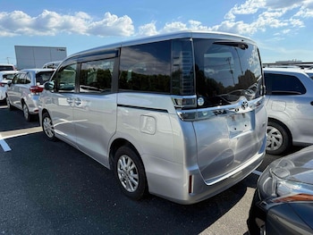 Used Toyota Voxy 2020 for sale - 77016180: Photo