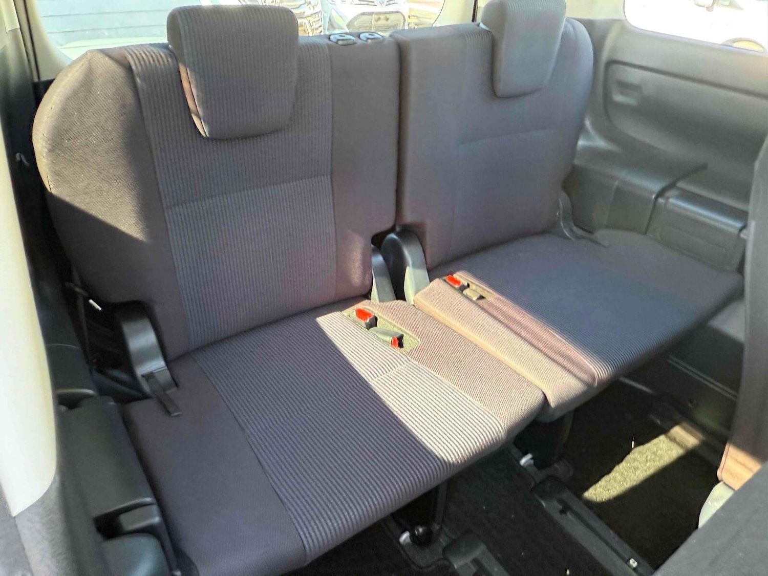 Used Toyota Voxy for sale - 77016180: Photo 5