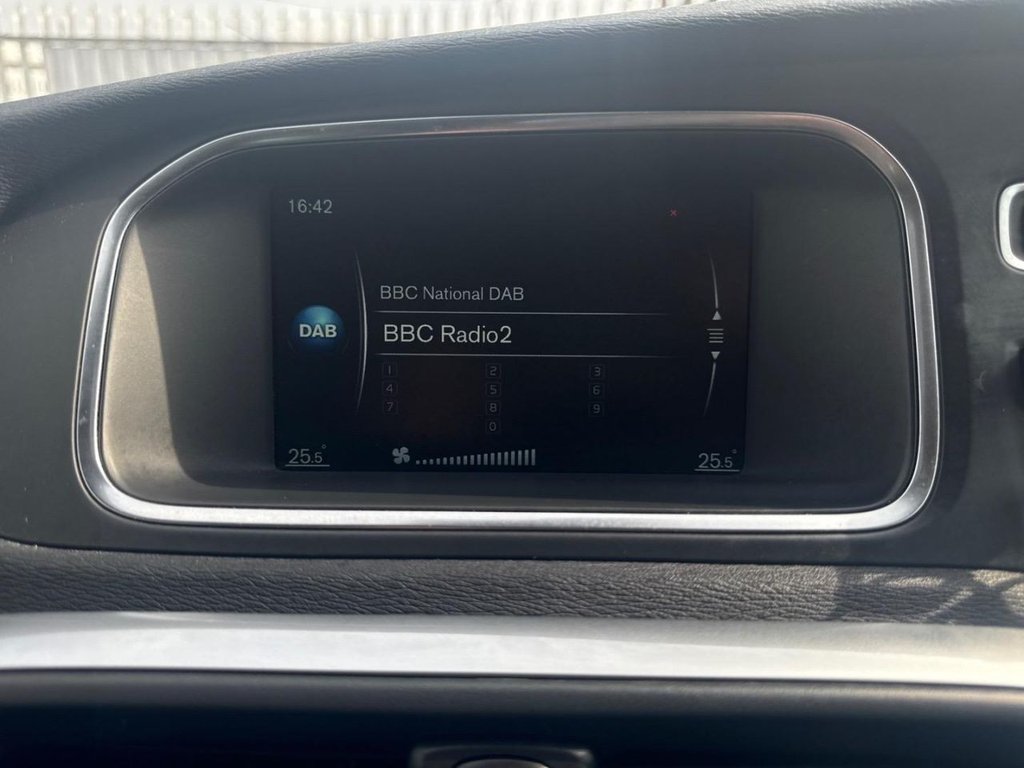 Used Volvo V40 2015 for sale - 78200369: Photo 28