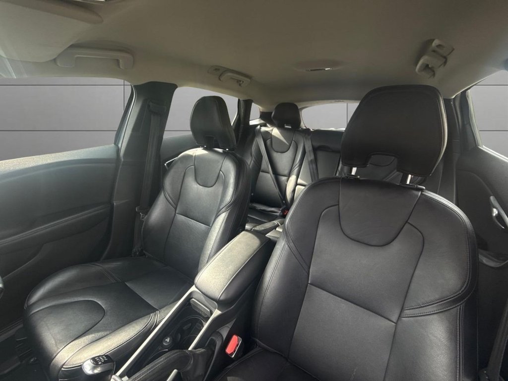 Used Volvo V40 2015 for sale - 78200369: Photo 38