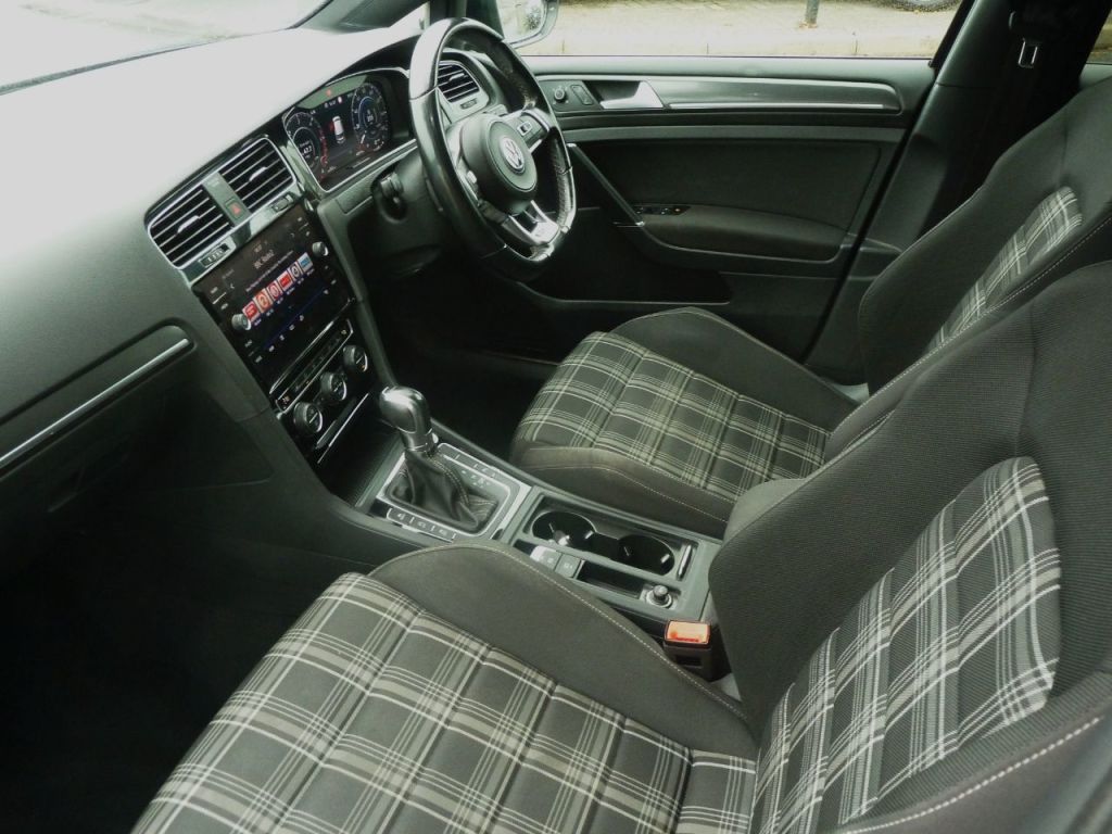 Used Volkswagen Golf 2019 for sale - 76016794: Photo 2