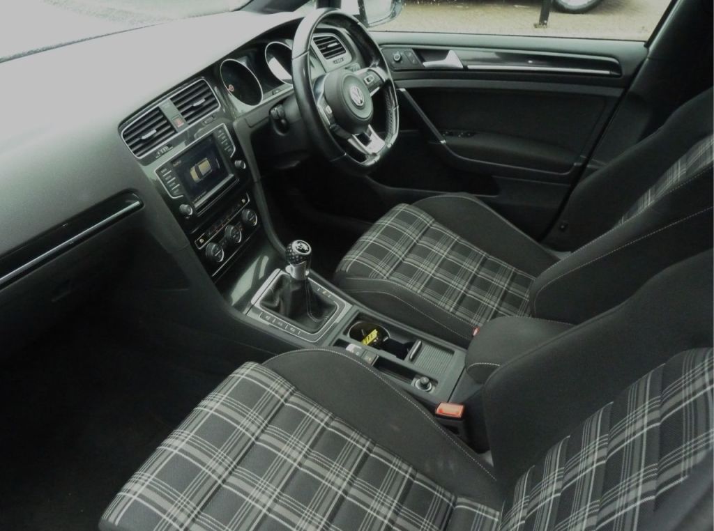 Used Volkswagen Golf 2016 for sale - 76949507: Photo 2