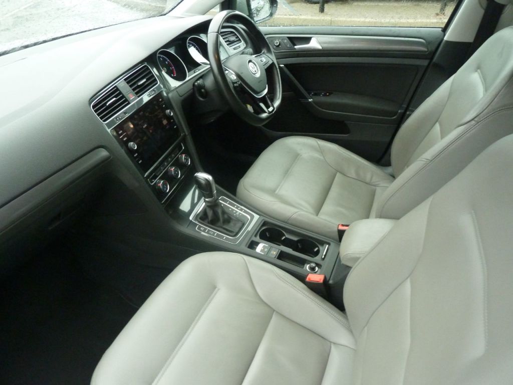 Used Volkswagen Golf 2017 for sale - 76162563: Photo 2