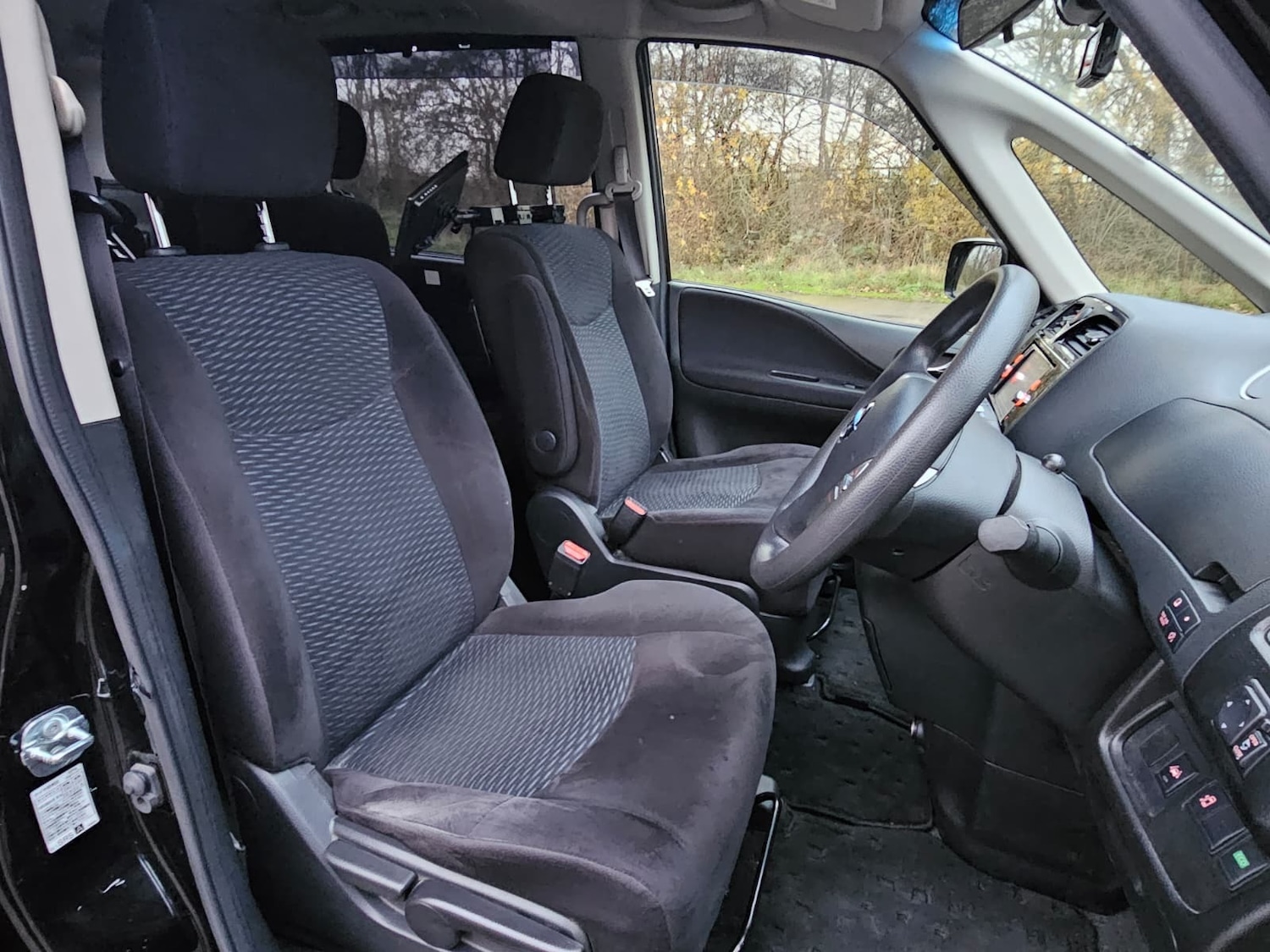 Used Nissan Serena for sale - 76836926: Photo 11