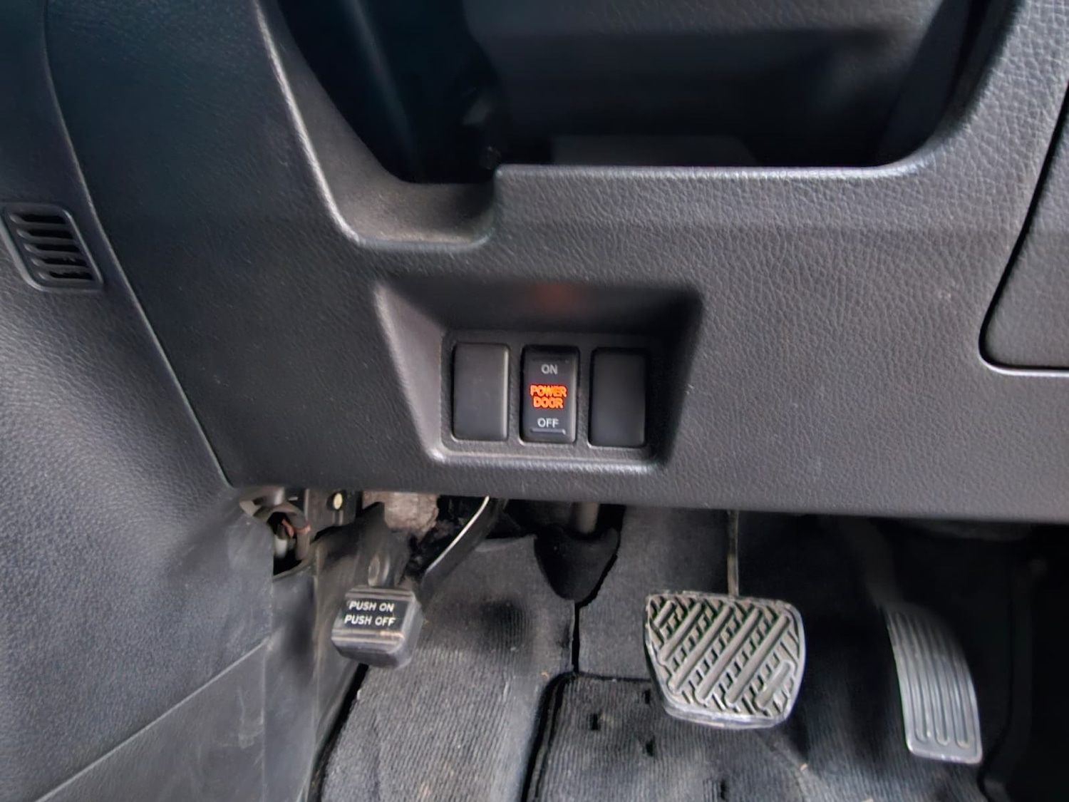 Used Nissan Serena for sale - 76836926: Photo 14