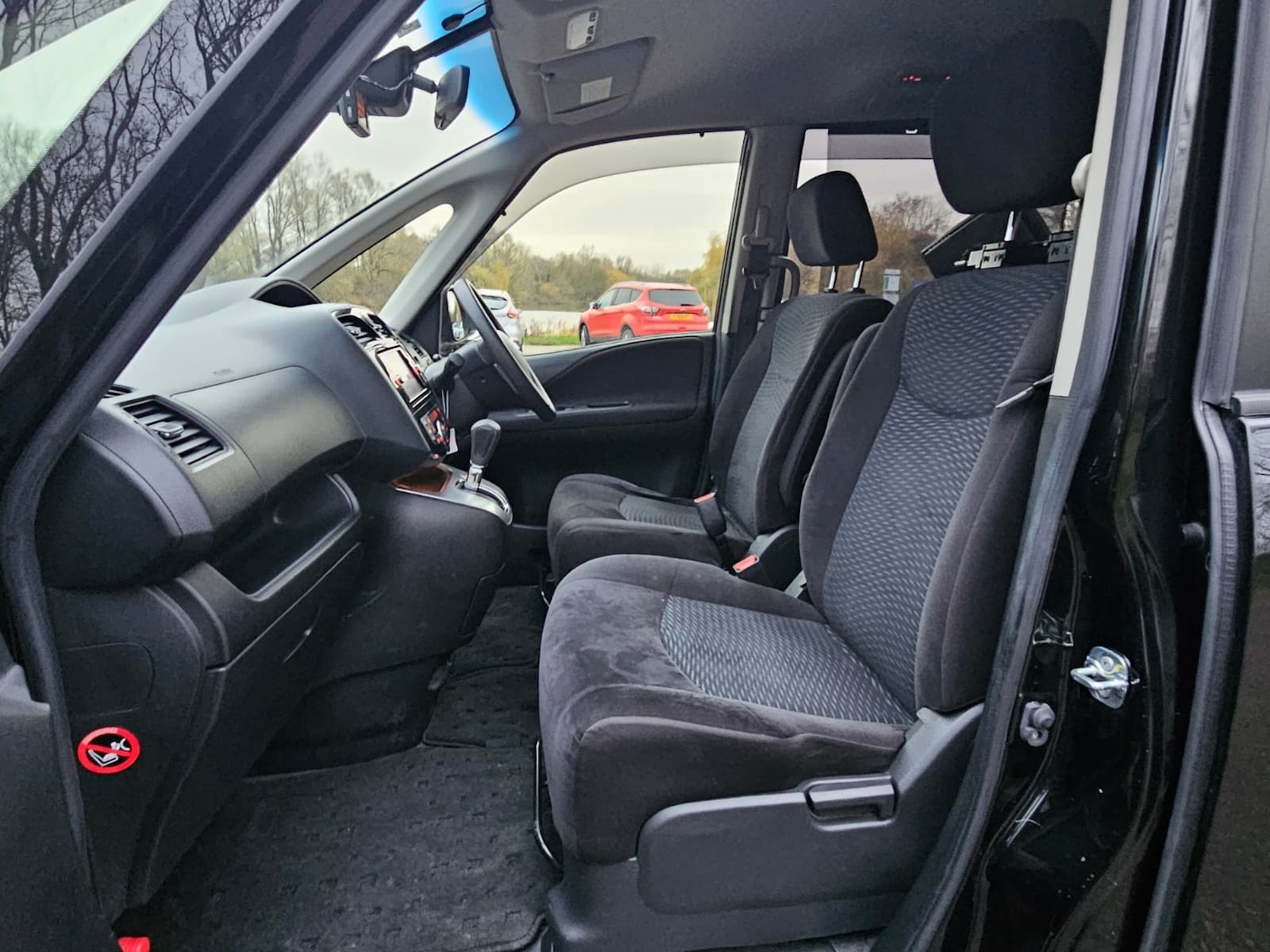 Used Nissan Serena for sale - 76836926: Photo 16