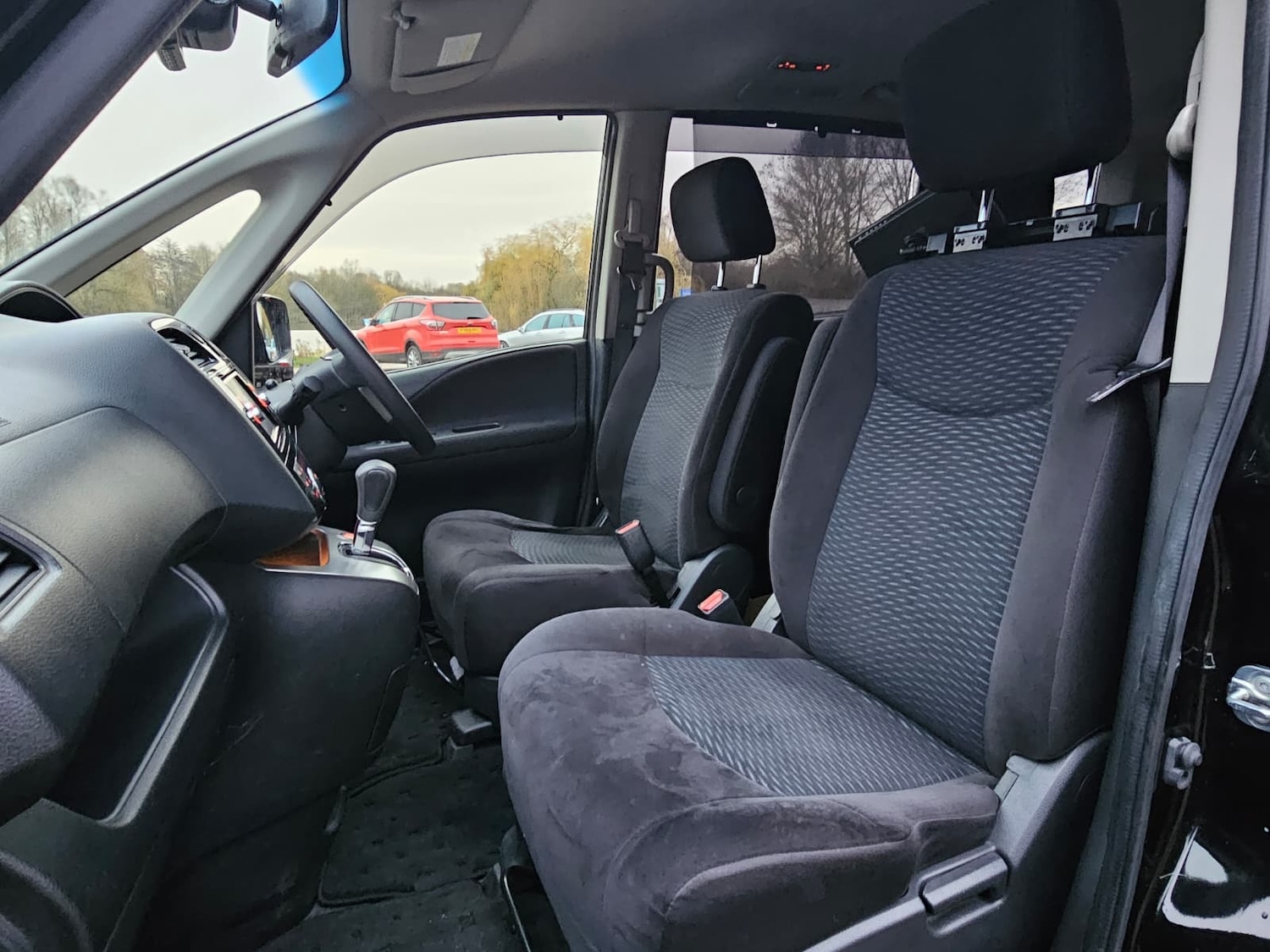 Used Nissan Serena for sale - 76836926: Photo 17