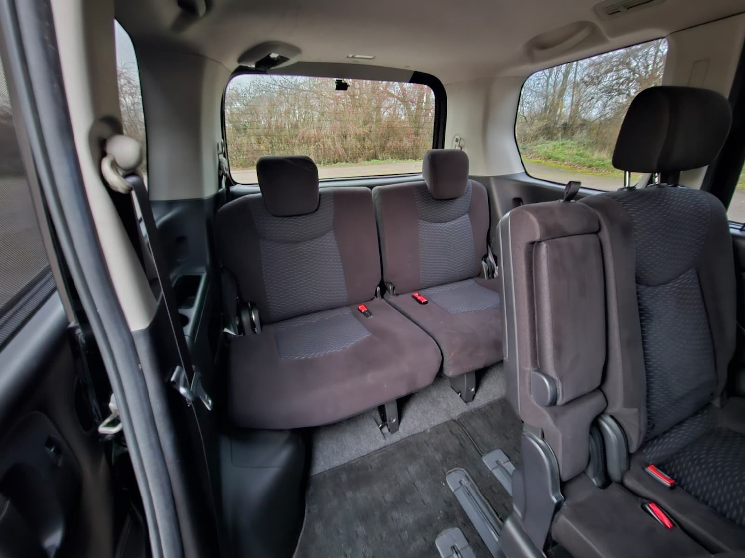 Used Nissan Serena for sale - 76836926: Photo 30