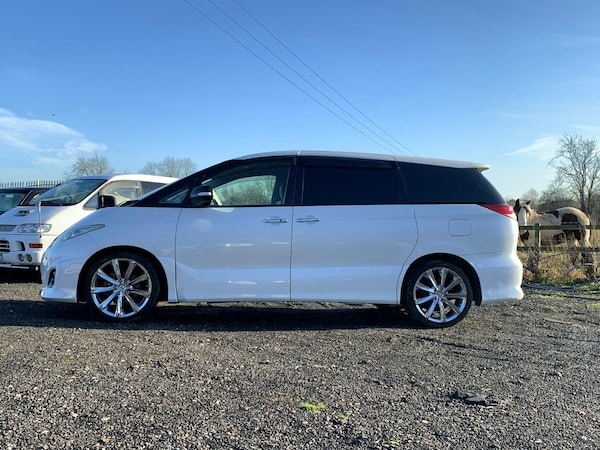 Used Toyota Estima 2011 for sale - 68191771: Photo 2