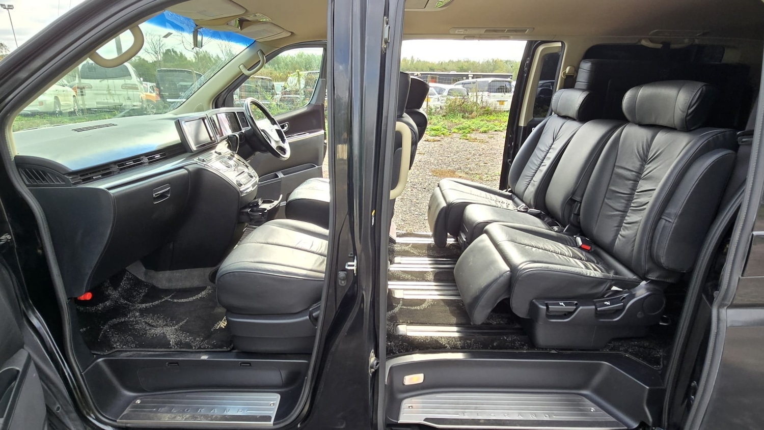 Used Nissan Elgrand for sale - 76232879: Photo 13