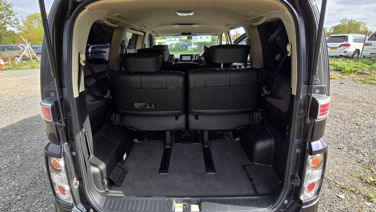 Used Nissan Elgrand for sale - 76232879: Photo 16