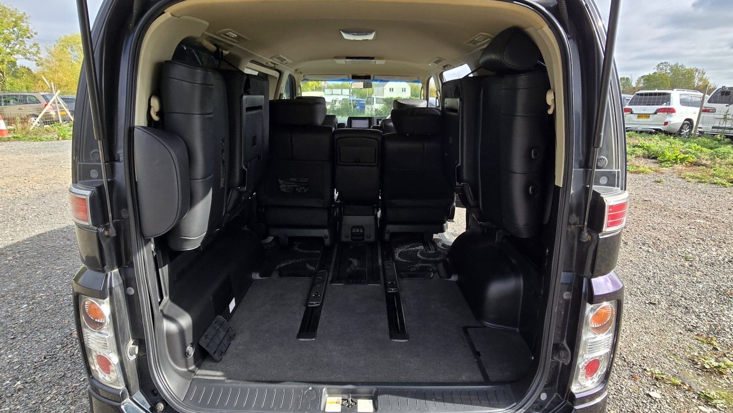 Used Nissan Elgrand for sale - 76232879: Photo 17