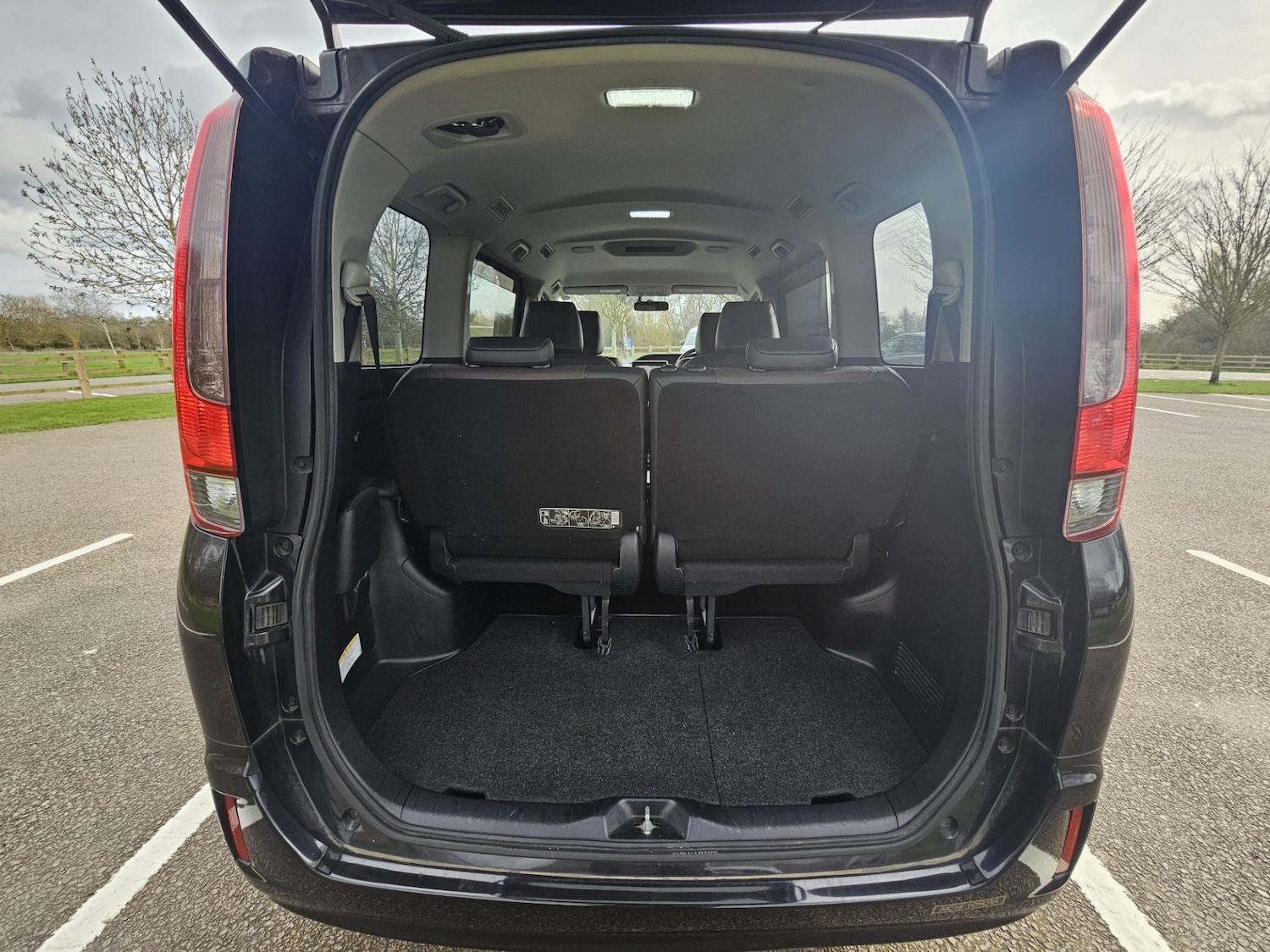 Used Toyota Voxy for sale - 77888709: Photo 28