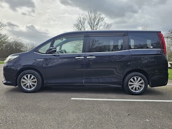 Used Toyota Voxy 2015 for sale - 77888709: Photo