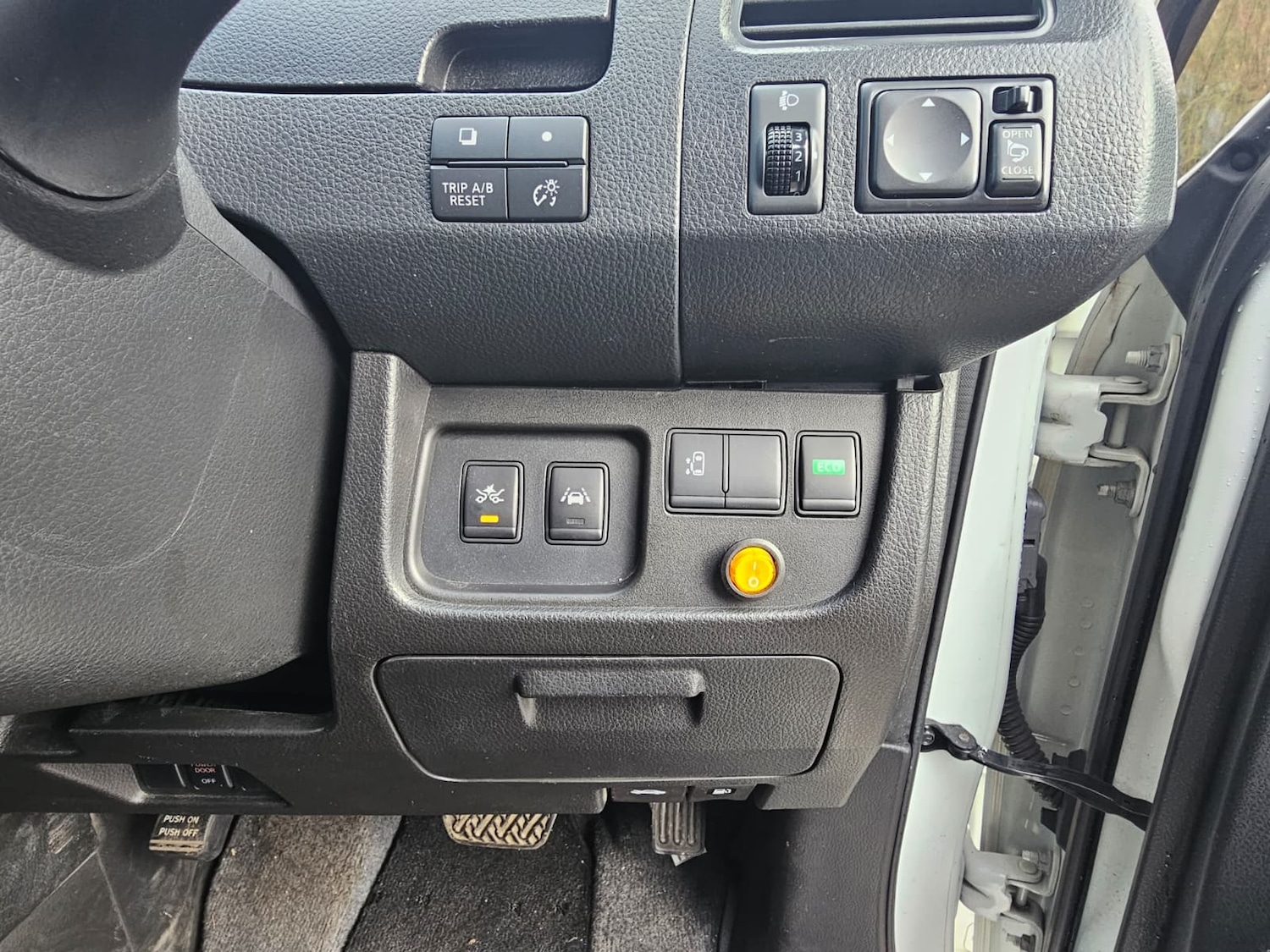 Used Nissan Serena for sale - 76845986: Photo 12