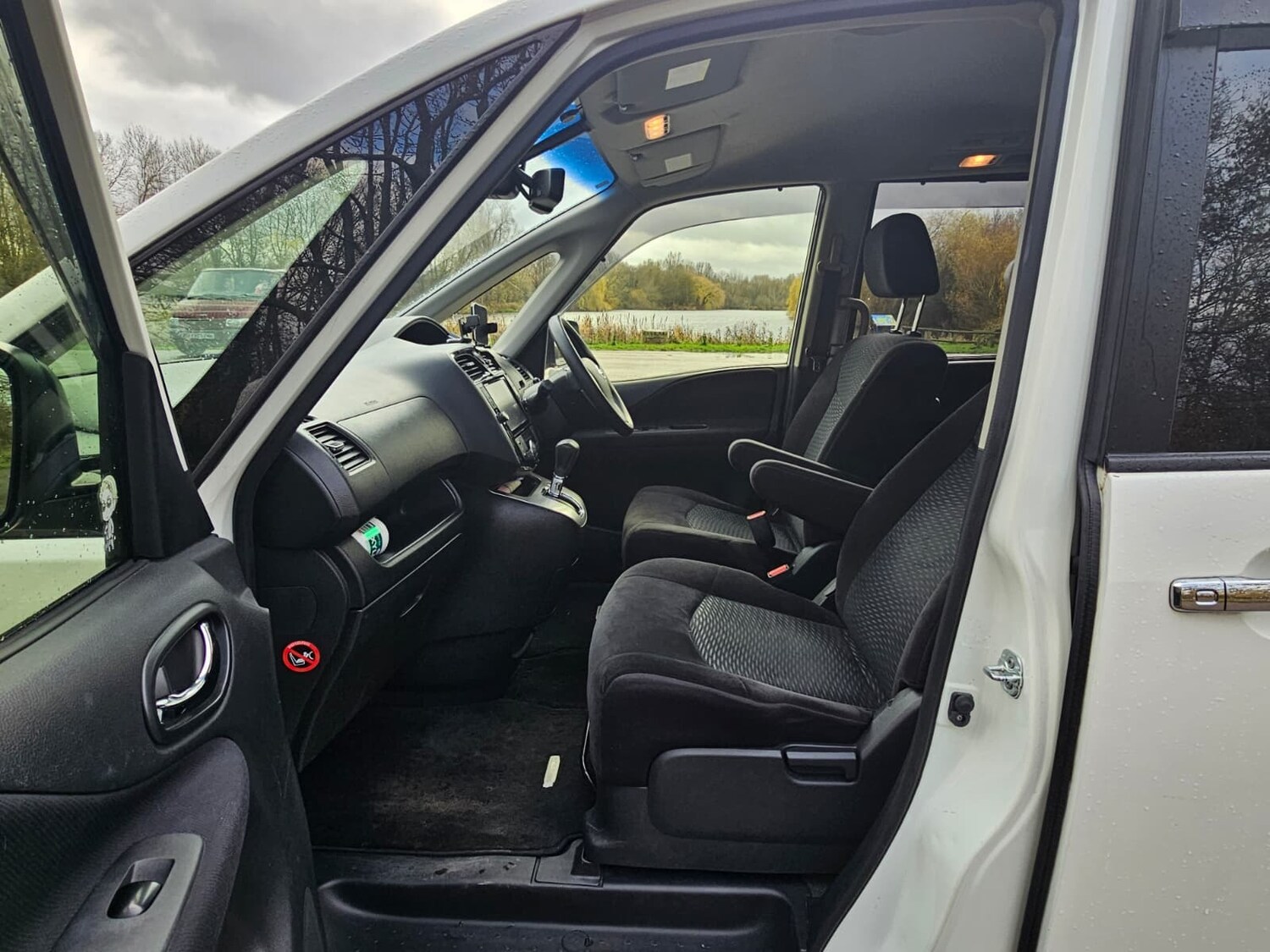 Used Nissan Serena for sale - 76845986: Photo 13