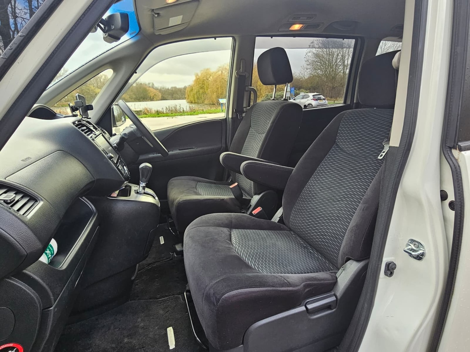 Used Nissan Serena for sale - 76845986: Photo 14