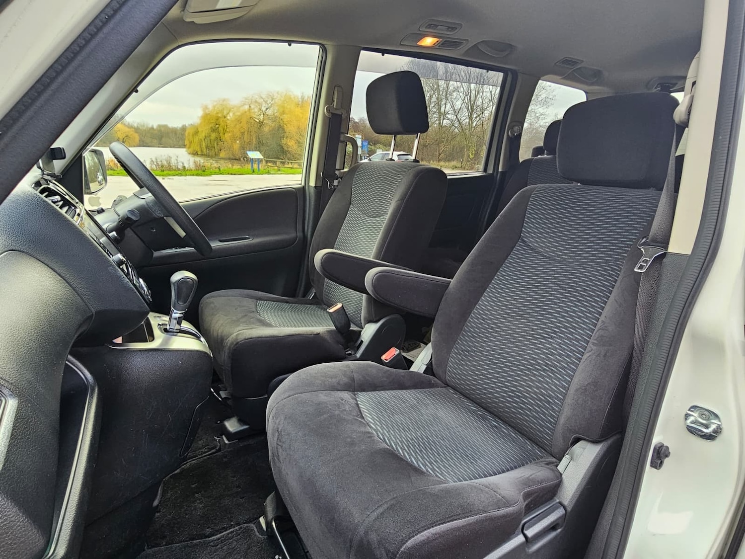 Used Nissan Serena for sale - 76845986: Photo 15