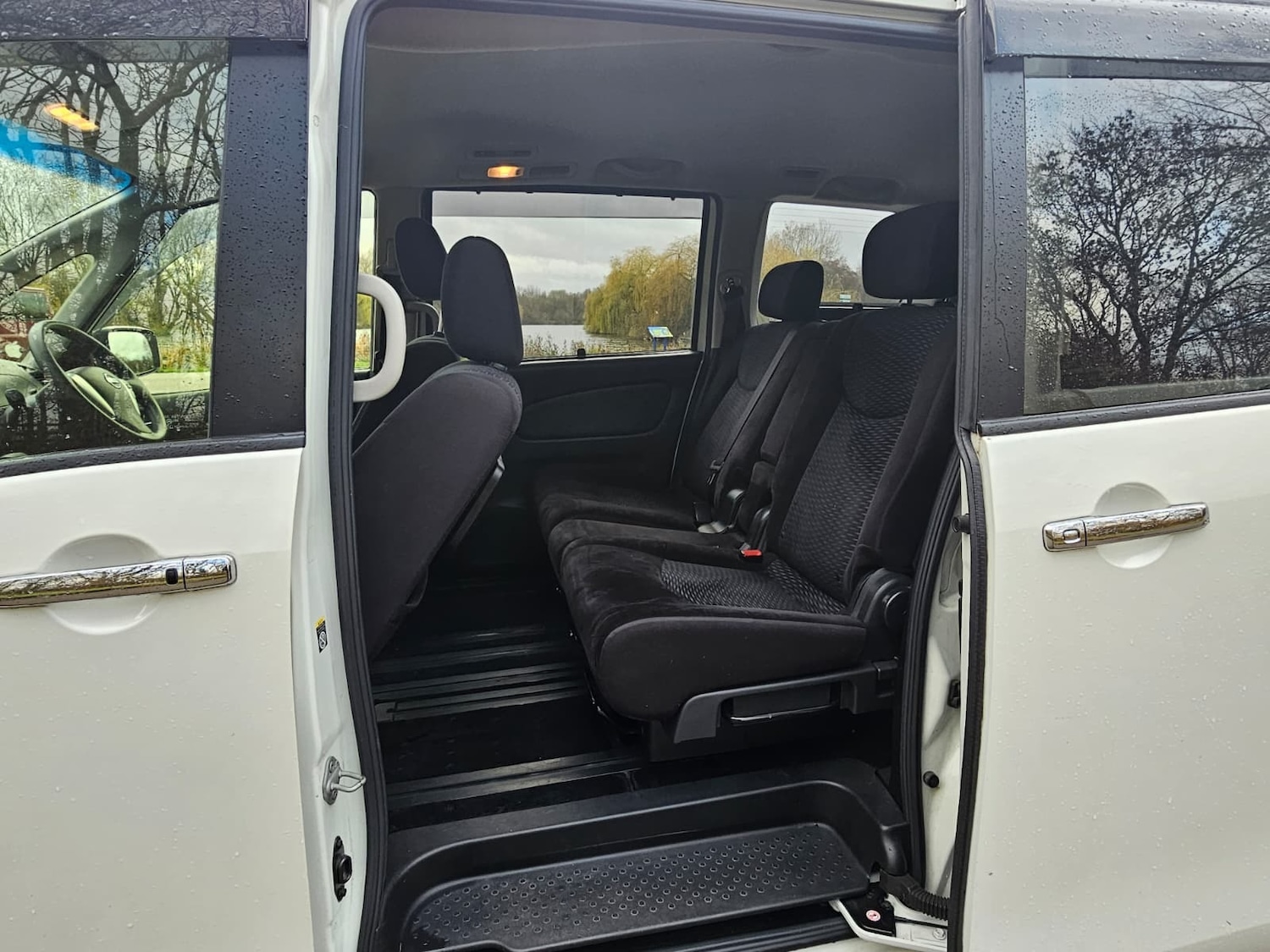 Used Nissan Serena for sale - 76845986: Photo 16