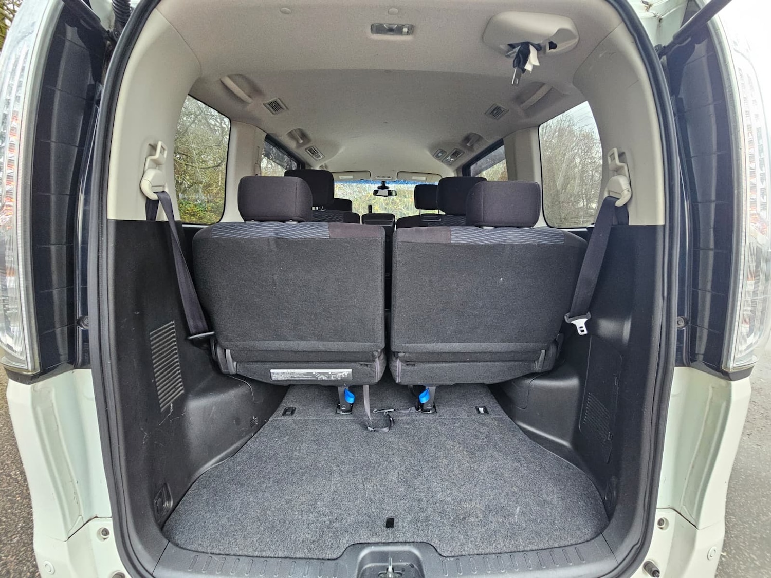 Used Nissan Serena for sale - 76845986: Photo 24