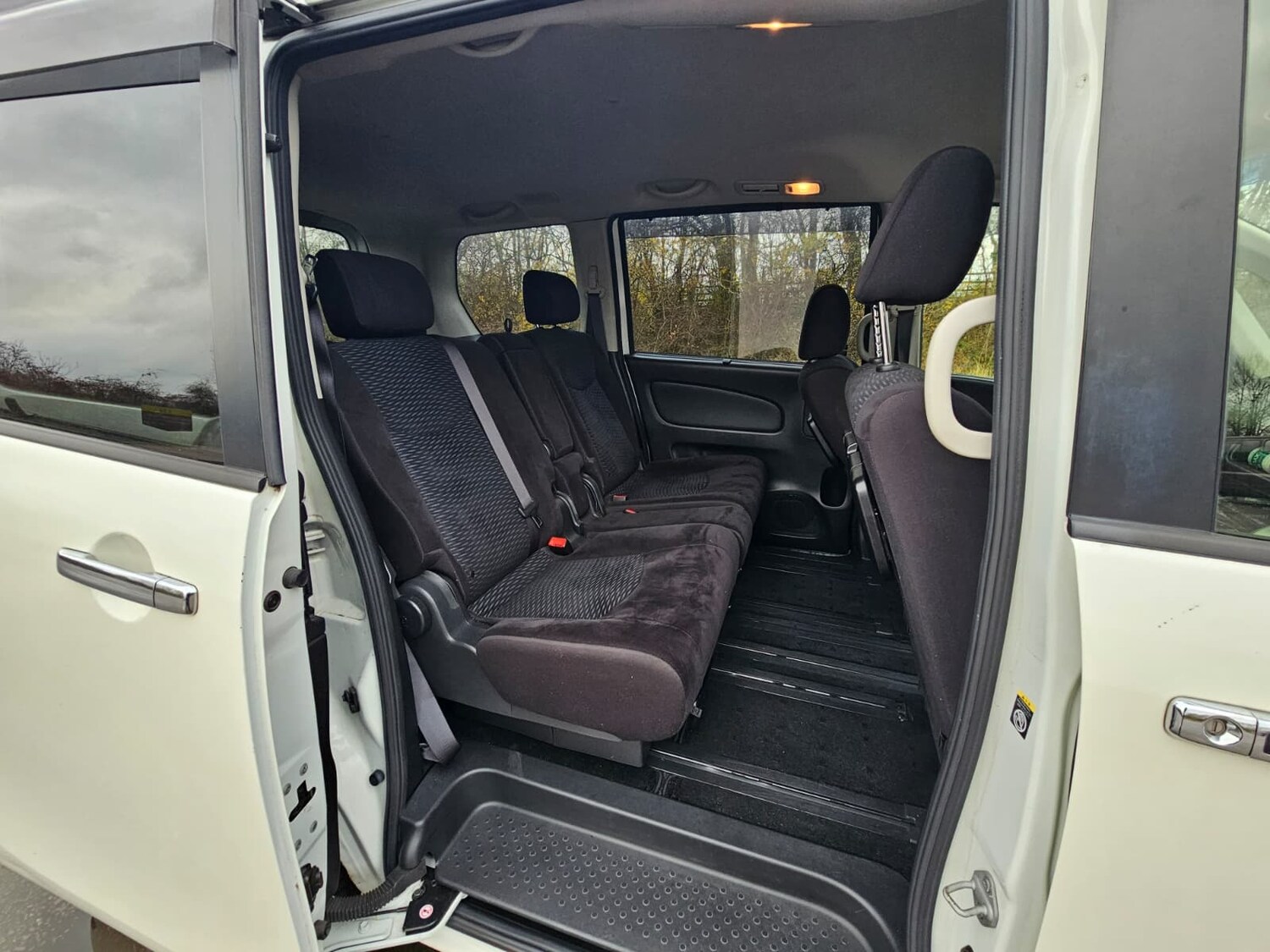 Used Nissan Serena for sale - 76845986: Photo 27