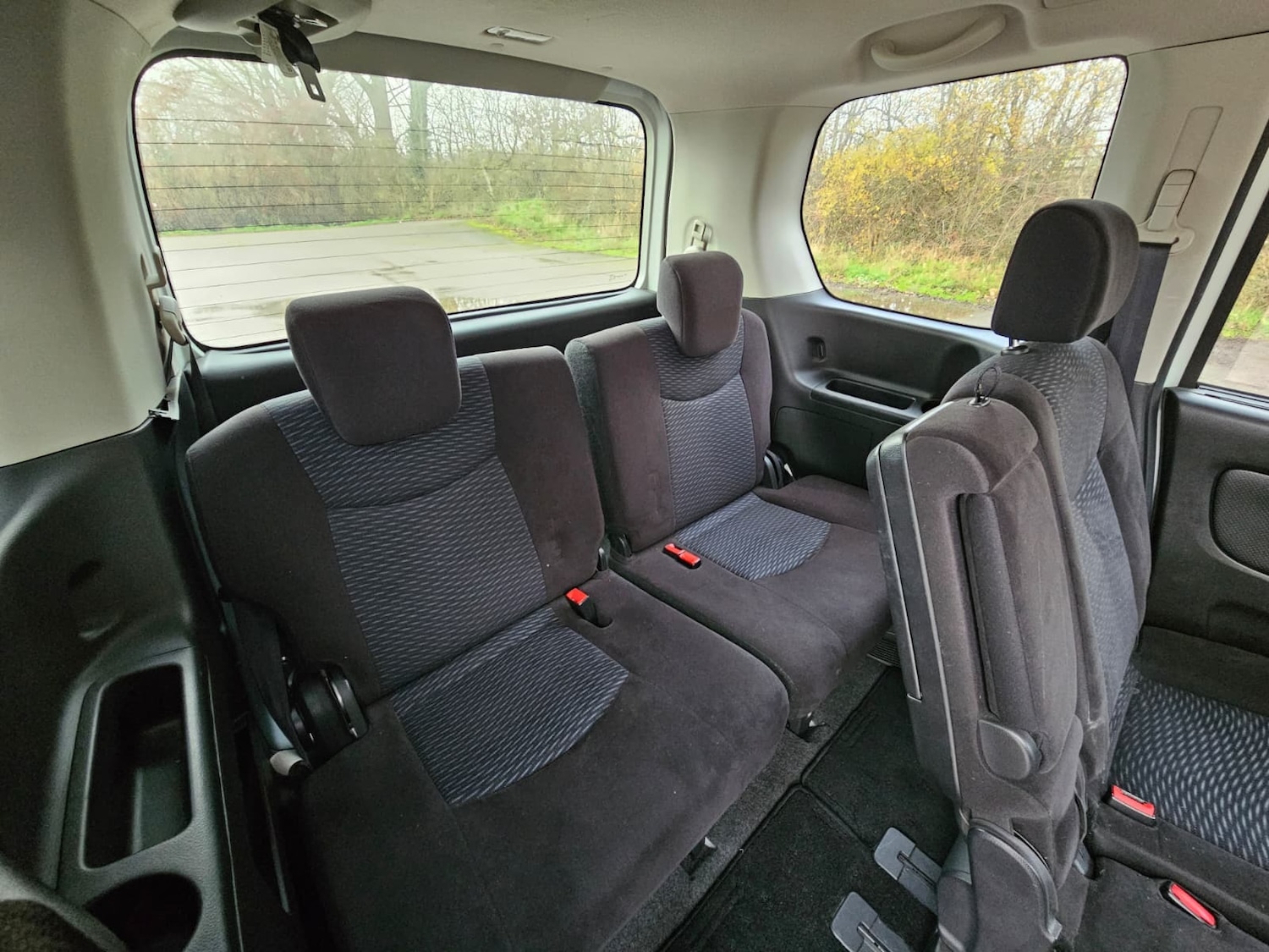 Used Nissan Serena for sale - 76845986: Photo 30